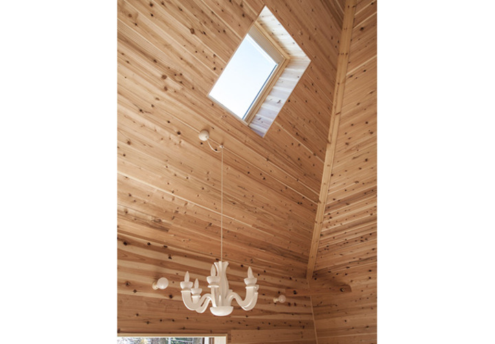 小さな山荘‐山桜も見える電動開閉式天窓