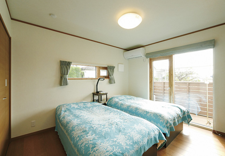 ベランダに続く寝室
