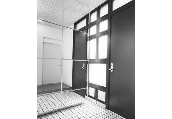 玄関のミラー張り収納、外出前の身だしなみ