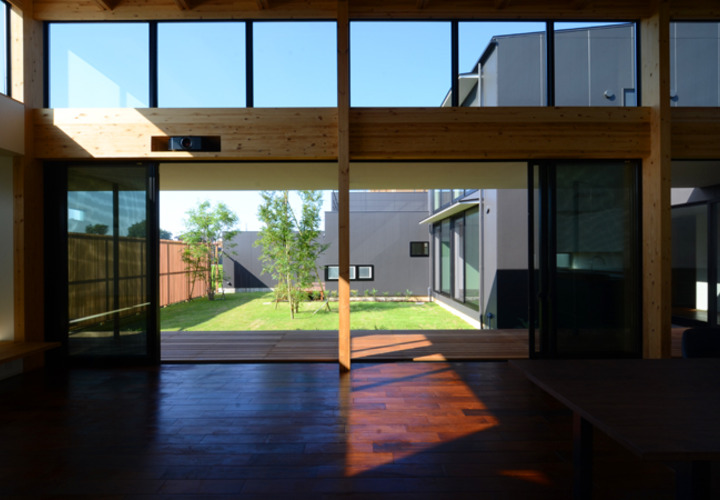 庭との一体感を感じさせるリビングダイニング