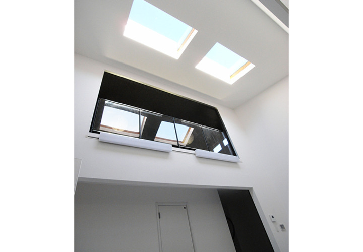 吹き抜けと天井に沿うトップライト