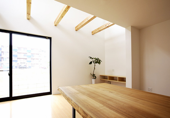 吹抜の下の明るいリビング