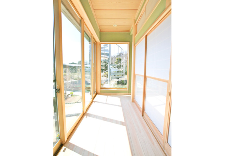 自然光が降り注ぐ幅が広い縁側