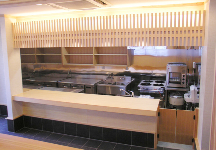 お客様からの目線に配慮した店舗カウンターの設計