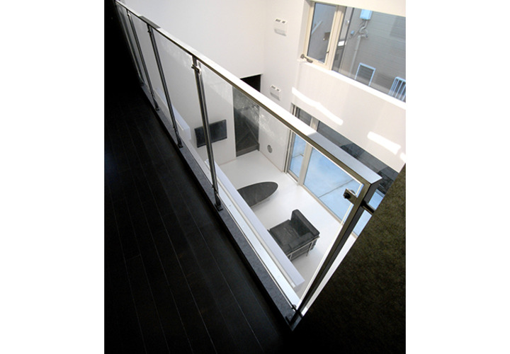 スチールハンドレールがメリハリに