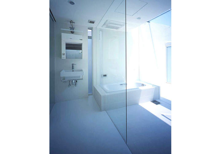 テラスに通じる洗面浴室