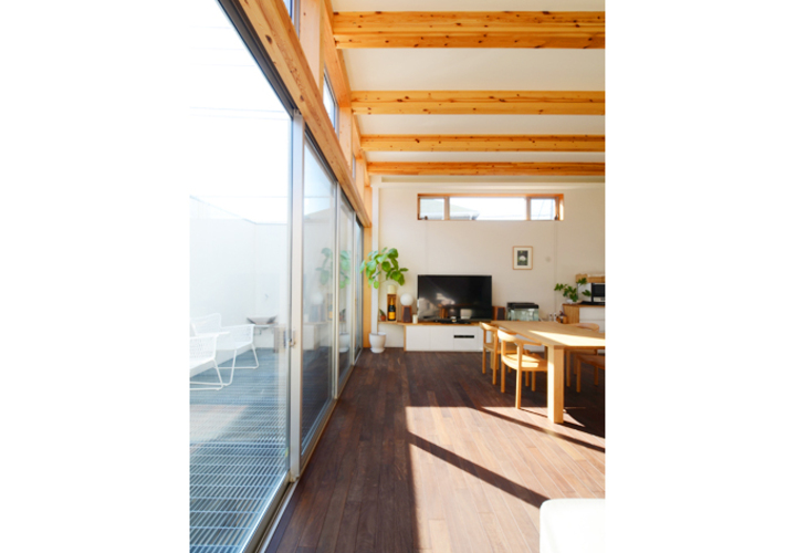 外との一体感を感じさせる大きな窓