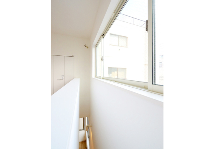 上部に窓を配置して採光を確保