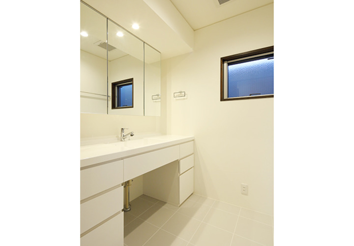 白で統一された洗面脱衣室