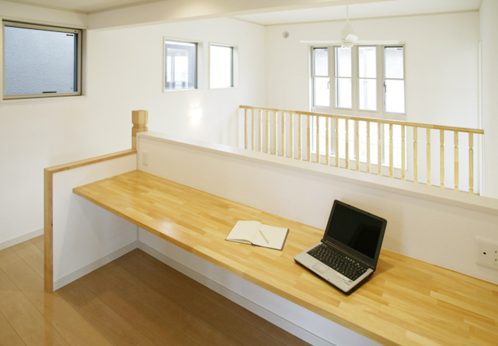 ２階ホールに設置した吹抜けのワークスペース