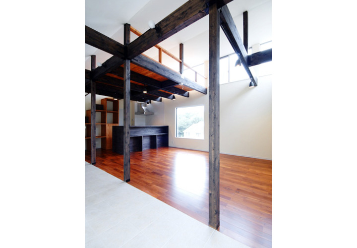黒塗りの柱・梁と吹き抜けとロフトの開放感
