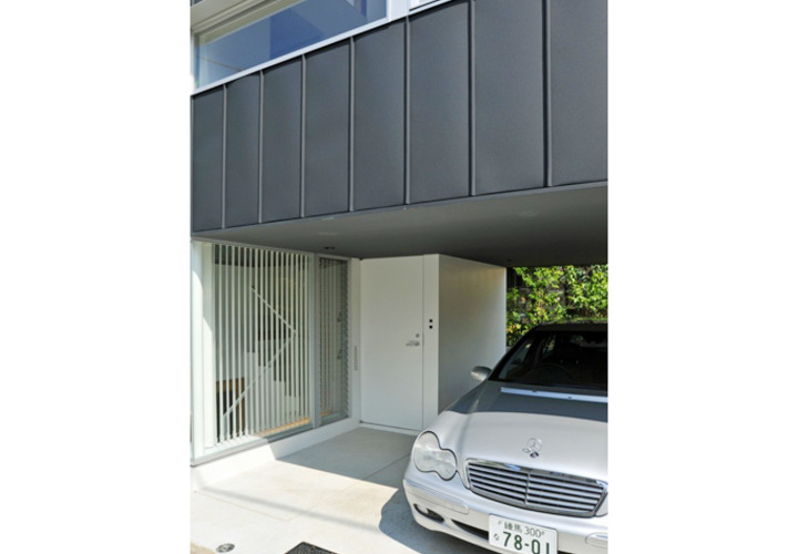 モダンな印象のアプローチ