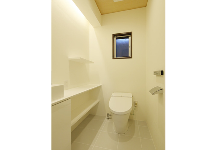 白を基調としたトイレ