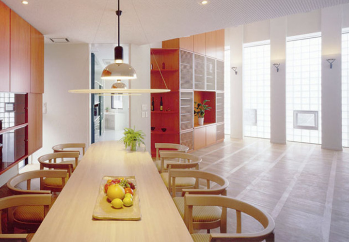 ジャイアントテーブルはタモ集成、ホワイト仕上