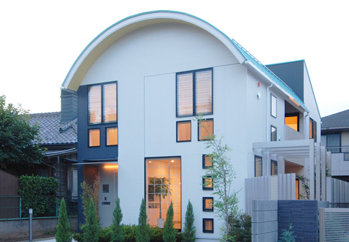 部屋のいろいろな姿の灯りがもれます