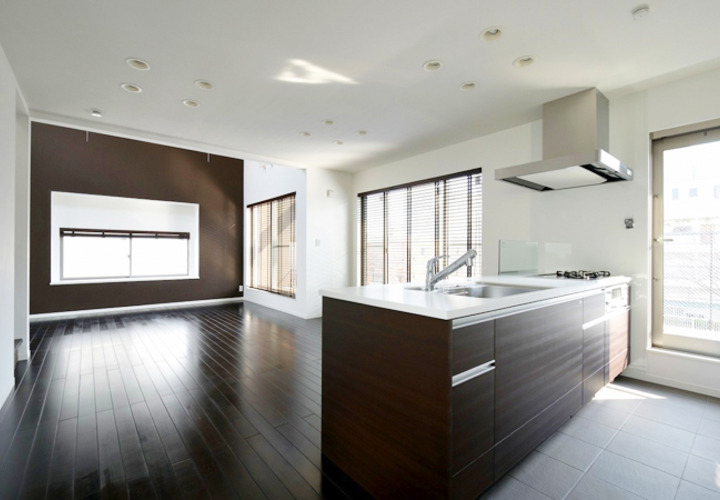 床材とマッチするブラウンのオープンキッチン