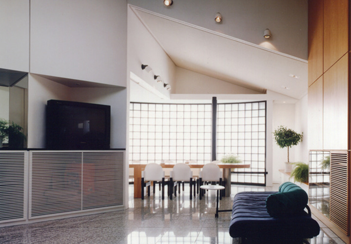 L型の多目的ジャイアントテーブルが脇役