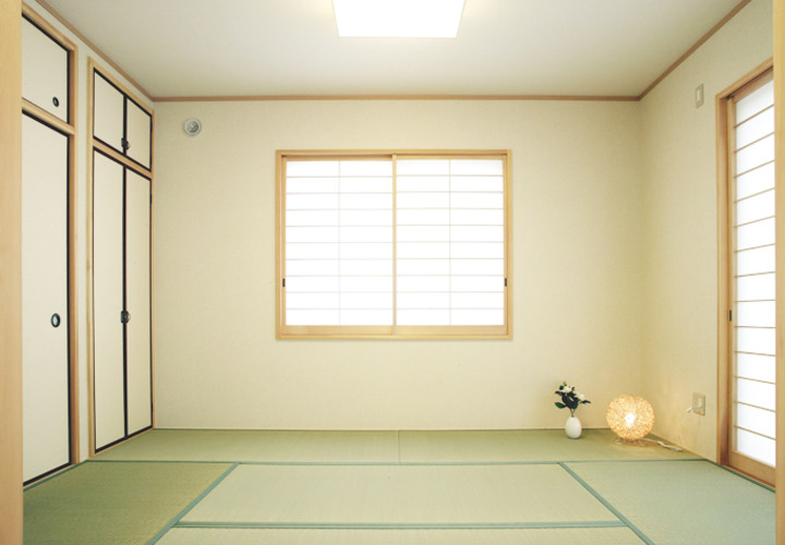 天袋つきの押し入れ収納を備えた和室