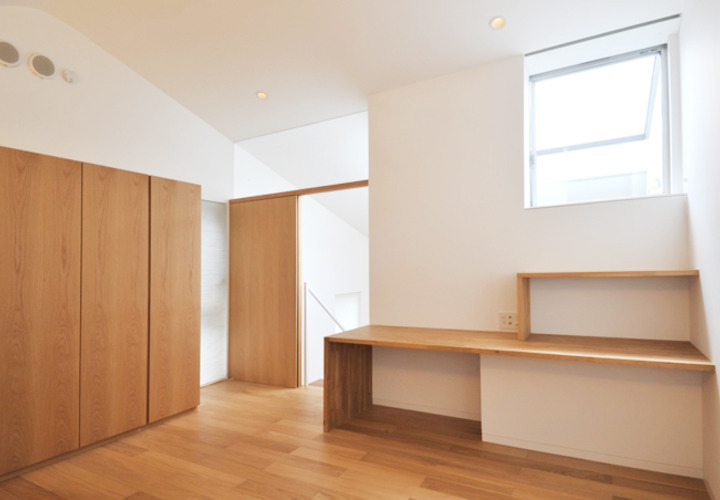床材とマッチした主寝室のオープン棚