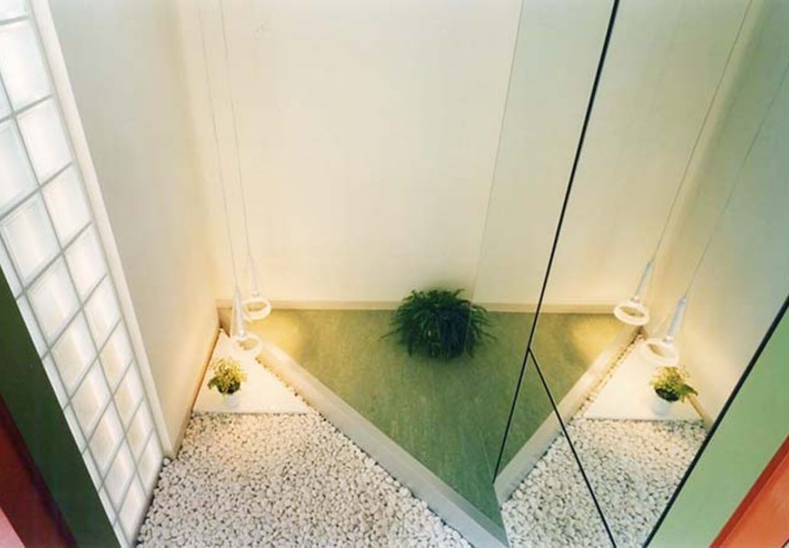 コストを押さえるため玄関床は白砂利敷き