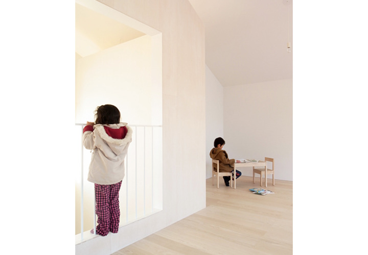 無垢材の優しい色合いが癒しの空間