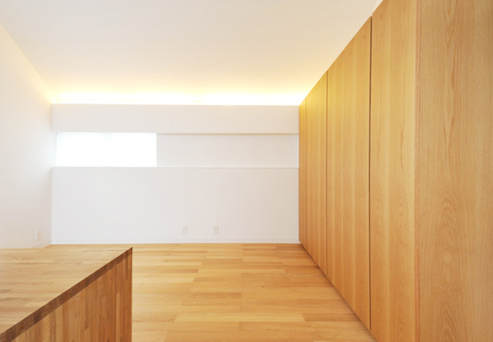 床と同じ材質で造られた主寝室のクローゼット