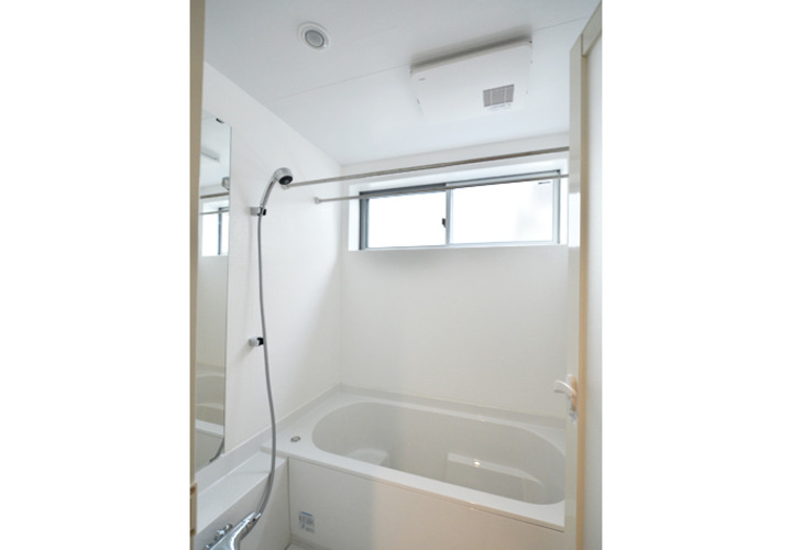 ホワイトで統一した清潔感あふれるバスルーム