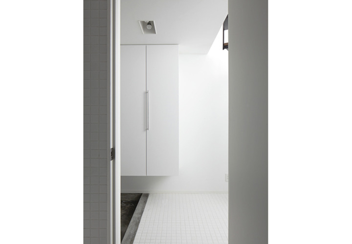 白で統一した玄関スペース