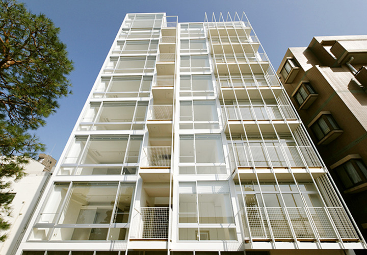 南側ファサードを見上げる