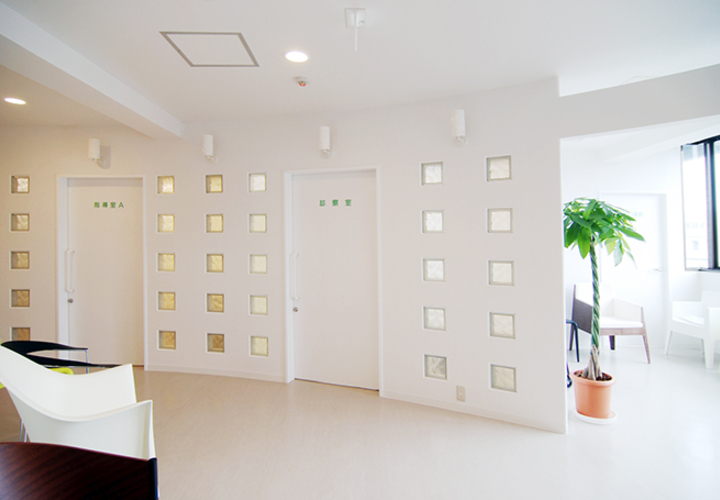 診察室も小さなガラスブロックがつながりを