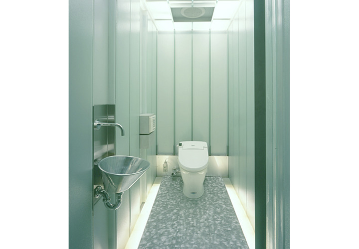 スタイリッシュなガラス張りのトイレ