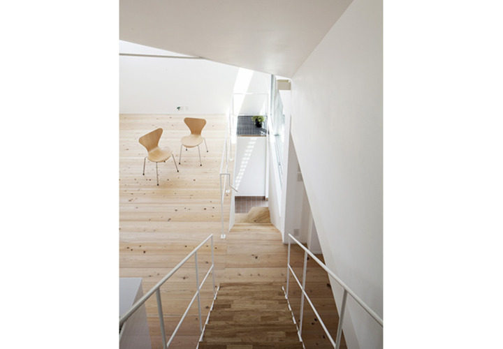 玄関まで見通し出来ながら、天井に空間の変化を感じる