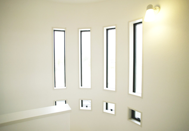 連続した窓を設置して、空間にリズム感を演出した階段スペース