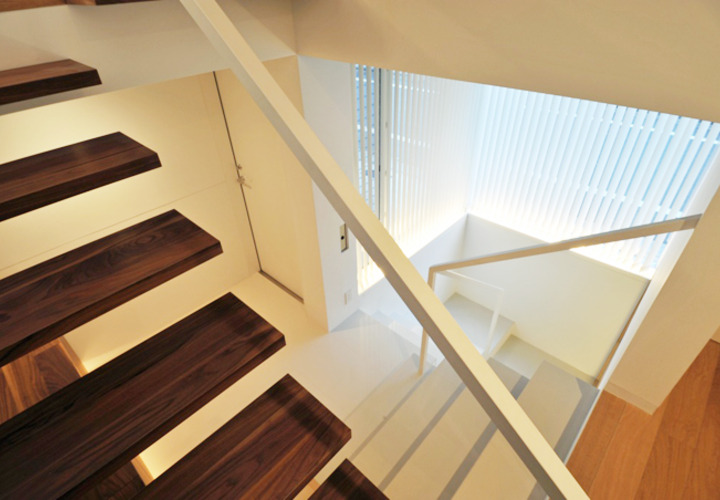 階段からホールを見る