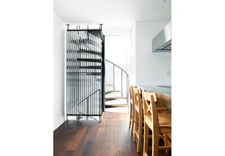 光降り注ぐ螺旋階段のある家