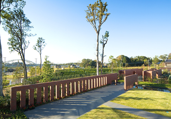 赤煉瓦の塀が並ぶ中庭