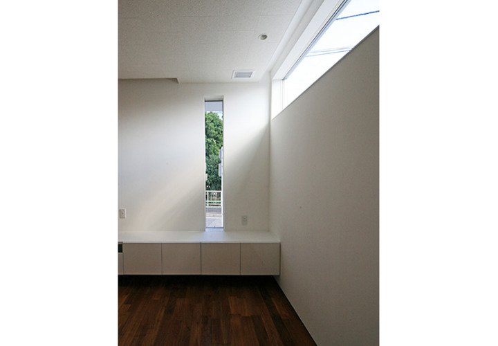 光が差し込むハイサイドスリット