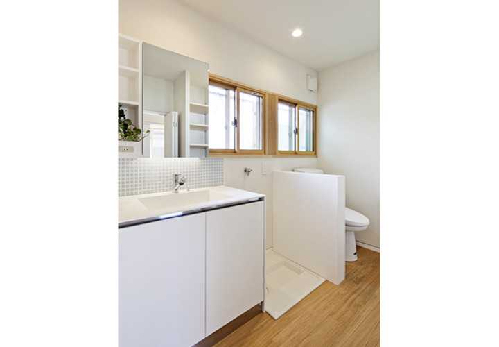 トイレの壁を取り除いた洗面所