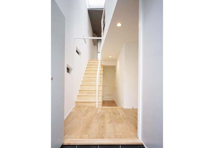 奥へと続く明るい玄関ホール