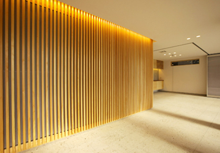 間接照明で、柔らかな光を照射した木ルーバー