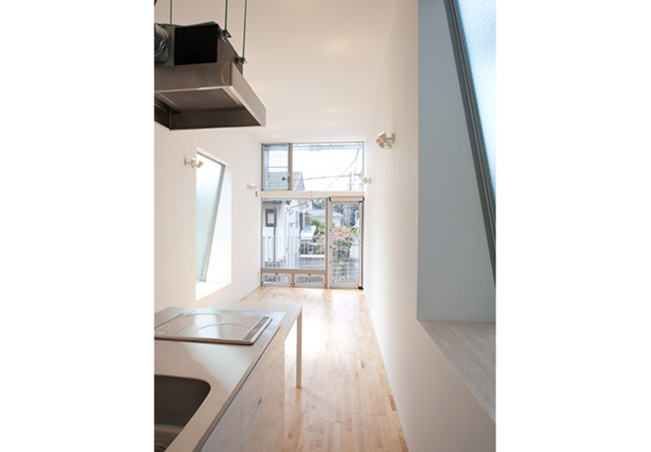 全面ガラスのある開放的なキッチン