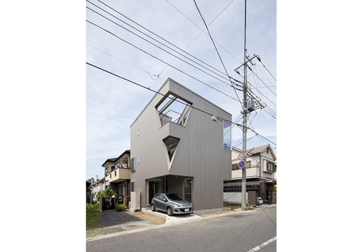 スリット開口から内部は見えにくく、プライバシーが守られる