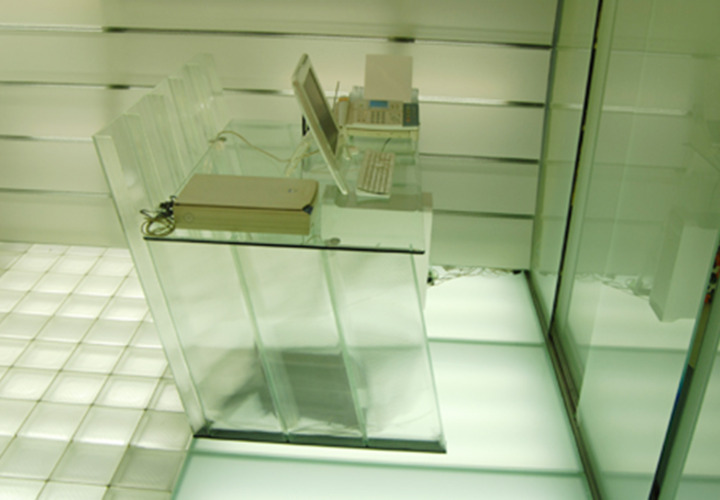 スタイリッシュなガラスデスク