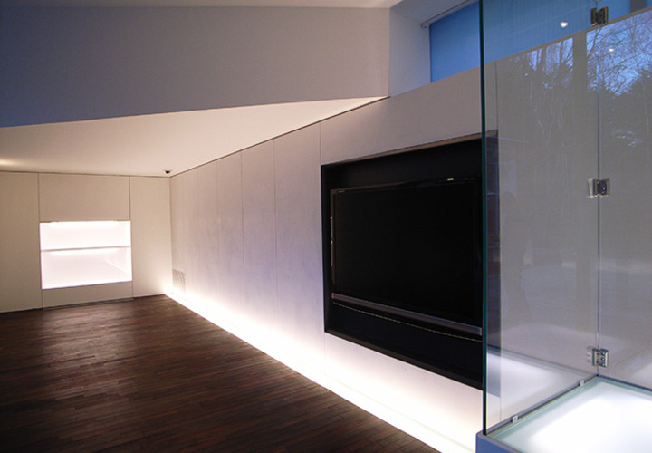 下からの照明が作品を照らす