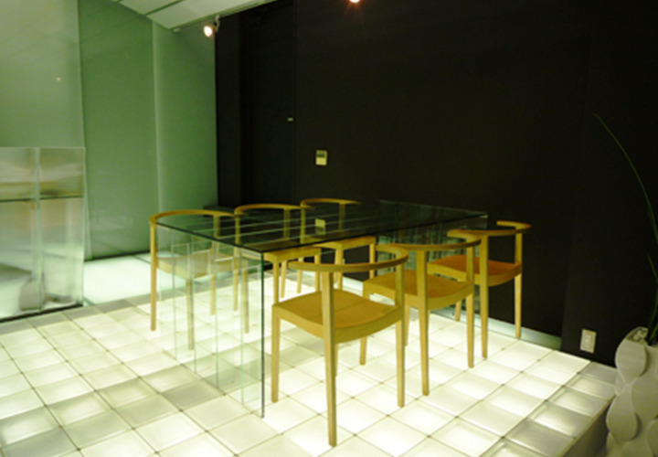 黒いシックな壁が空間を引き締める