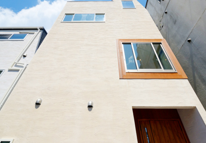 ぬくもりを感じるベージュの外観