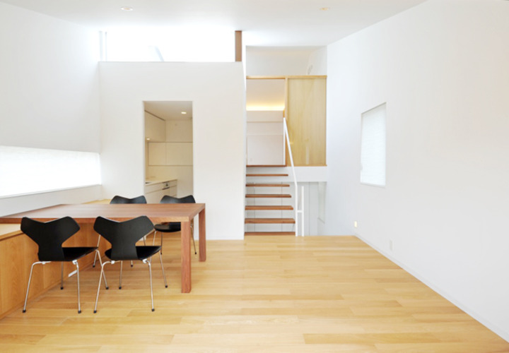 リビングからスキップ階段の先にある主寝室を見る