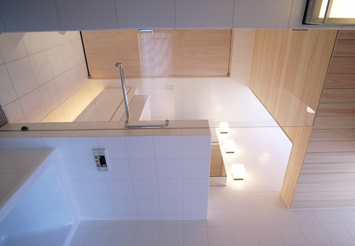 白いタイルの浴室