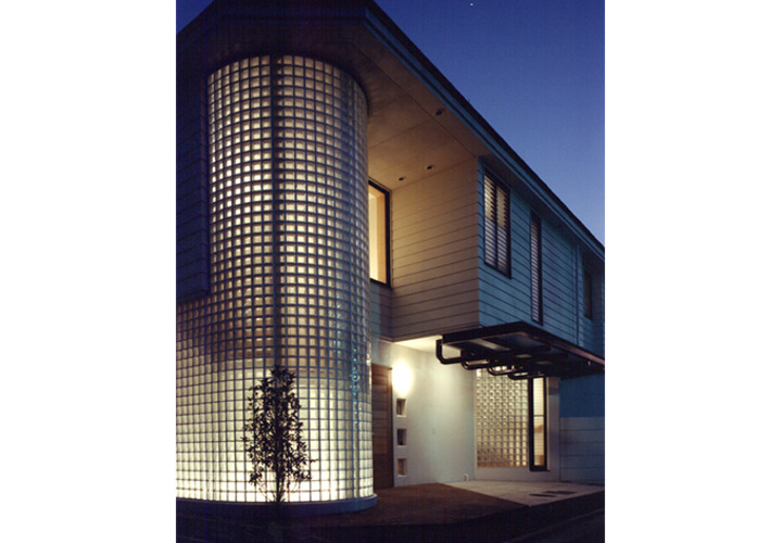 階段室のガラスブロックの夕闇の光の壁