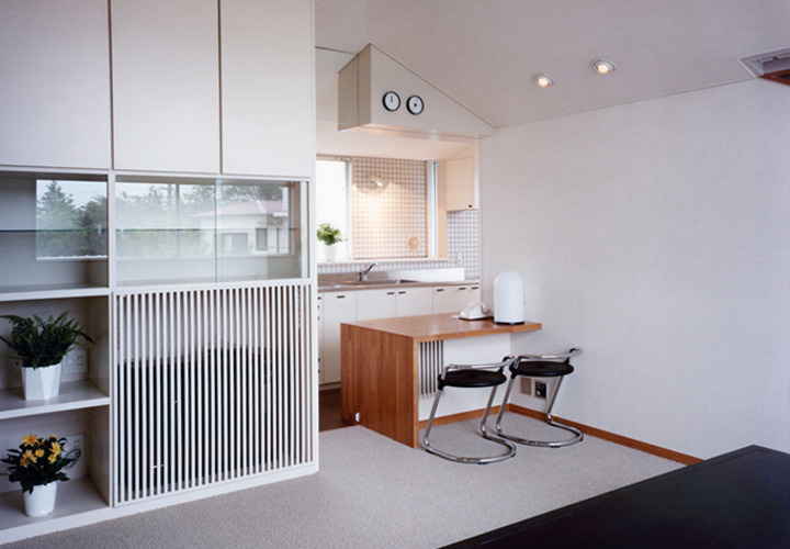 キッチンと隣合わせのモーニンングテーブル